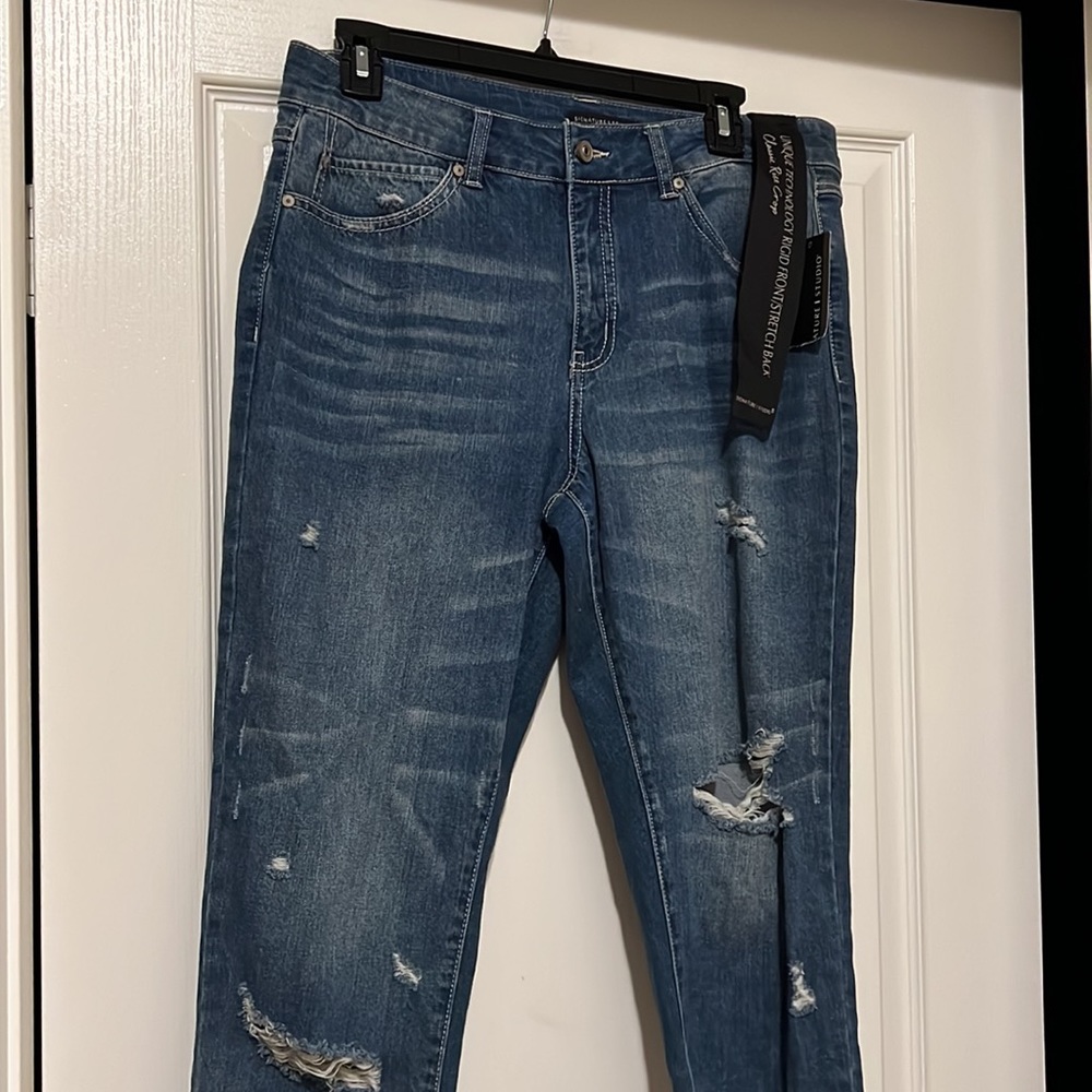 NWT Signature Studio Classic Rise Crop - Picture 2 of 11